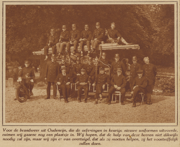 873667 Groepsportret van leden van de vrijwillige brandweer van de gemeente Oudenrijn, gestoken in nieuwe uniformen, ...